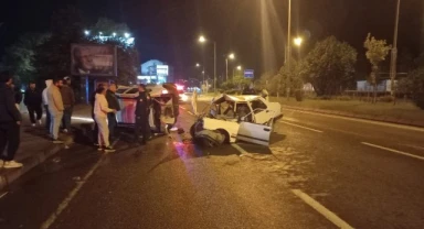 Trafik kazasında Tofaş otomobil hurdaya döndü: 4 yaralı