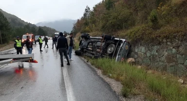 Yoldan çıkan pikap duvara çarptı: 4 yaralı