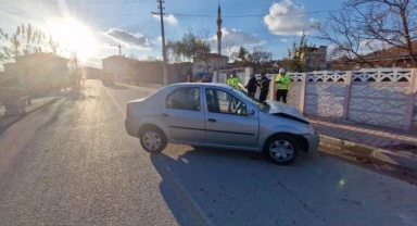 Ağaca çarpan otomobilin sürücüsü yaralandı