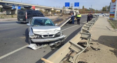 Demir bariyere çarpan otomobilin sürücüsü yaralandı