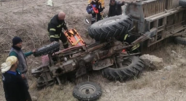 Devrilen traktörün altında kalan sürücü yaralandı