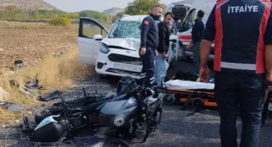 Hafif ticari araç ile motosiklet çarpıştı: 2 yaralı