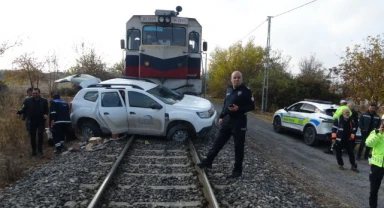 Hafif ticari araca yük treni çarptı: 2 yaralı