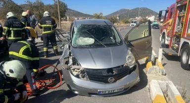 Kontrolden çıkan otomobil elektrik direğine çarptı: 2 yaralı