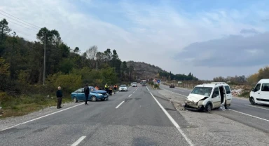 Otomobil hafif ticari araçla çarpıştı: 6 yaralı