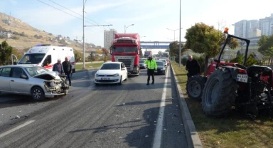 Otomobil ile traktör çarpıştı: 2 yaralı