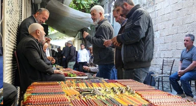 Şanlıurfa'dan Adıyaman'a giderek tespihlerini satıyor