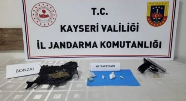 Şüphe üzerinde durdurulan araçtakilerden uyuşturucu çıktı