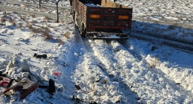 Tır, tankere arkadan çarptı: 2 yaralı