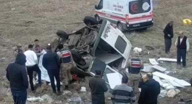 Gaziantep'te minibüs şarampole devrildi! 1 ölü, 3 yaralı