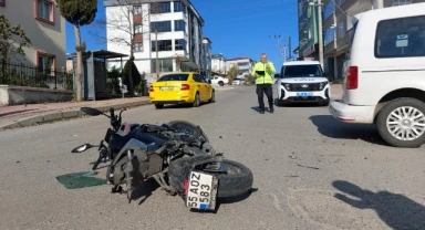 Motosiklet hafif ticari araca arkadan çarptı: 1 yaralı