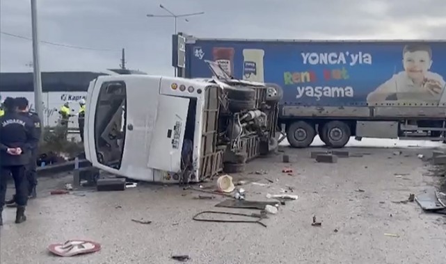 Okul servisi ile tır çarpıştı: 26 kişi yaralandı