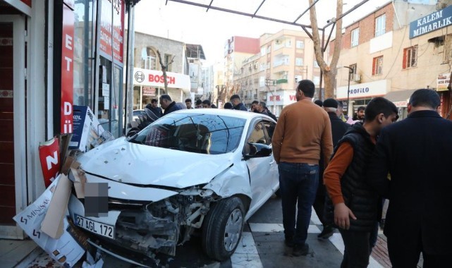 Siverek'te feci kaza: Otomobilin çarptığı baba ve oğlu yaralandı