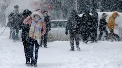 İstanbul’da kar yağışı okulları tatil ettirdi! Uçuşlar...