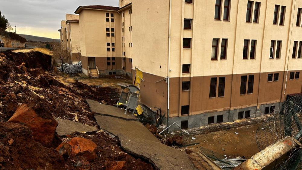 Şanlıurfa'da okul duvarı çöktü: Öğrenciler faciadan döndü!