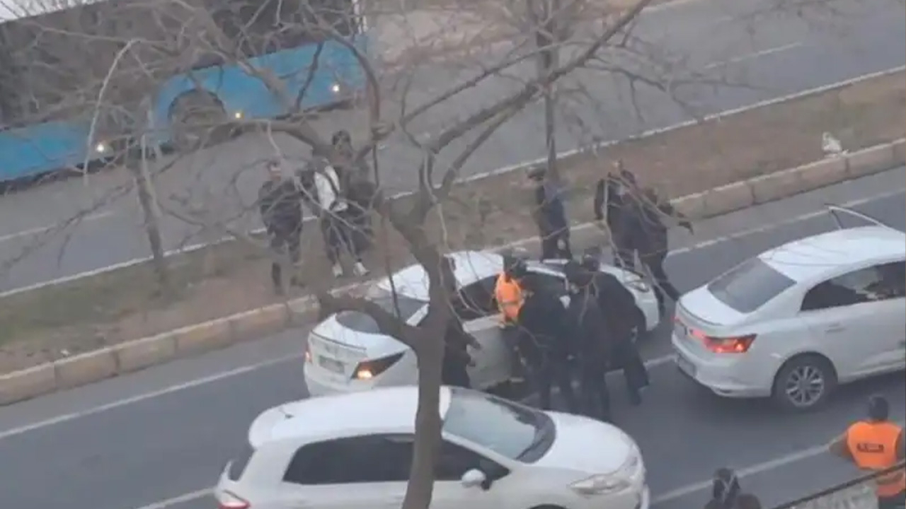 Şanlıurfa'da trafikte sopalı darp! O anlar kamerada