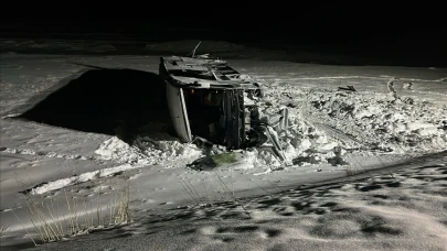 Yolcu otobüsü devrildi: 37 kişi yaralandı