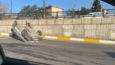 Abide Kavşağı’nda kontrolden çıkan araç takla attı: 2 yaralı