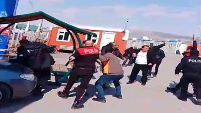 Adıyaman'da Depremzedeler Su Kesintisine Karşı Protesto Düzenledi