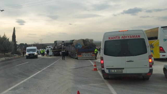 Adıyaman'da Tır ile Vinç Çarpıştı: 2 Yaralı