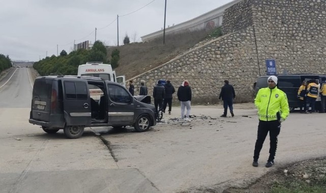 Bursa'da minibüs ile hafif ticari araç çarpıştı! Çok sayıda yaralı