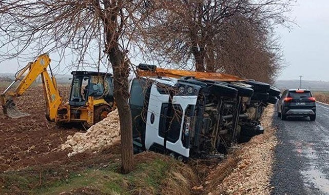 Suruç’ta kum yüklü kamyon devrildi: Sürücü yaralandı