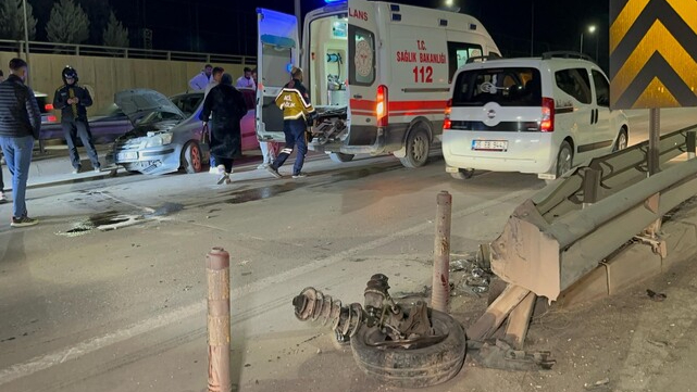 Adıyaman'da Araç Kontrolden Çıkarak Bariyerlere Vurdu: İki Kişi Yaralandı