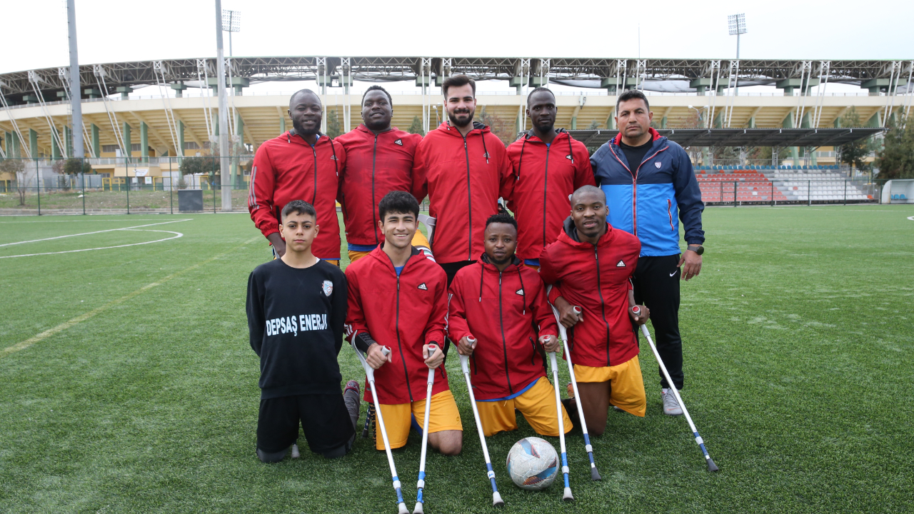 Şanlıurfa'da 13 yaşındaki çocuk futbolla teselli oluyor!