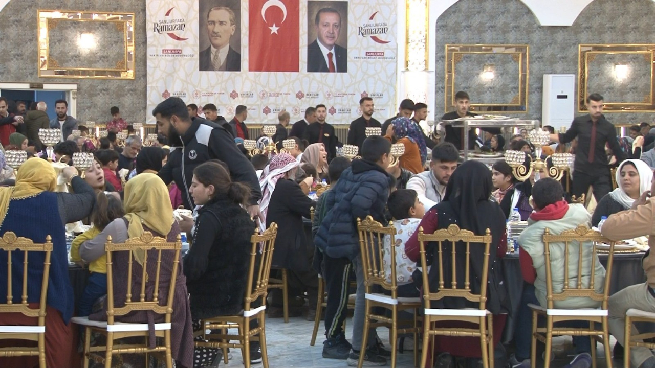 Urfa'da binlerce kişiye verilen iftar yemeği takdir topladı