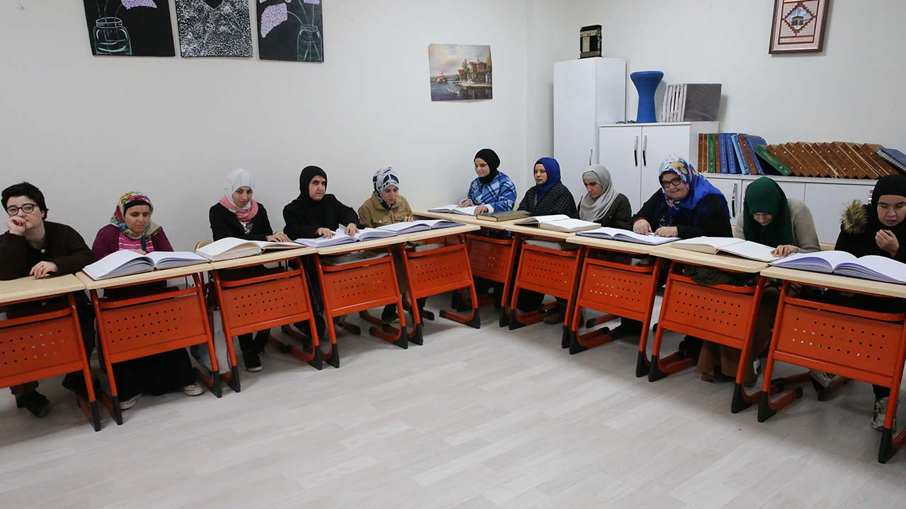 Şanlıurfa'da görme engelli kadınlar, Braille ile mukabele okuyor