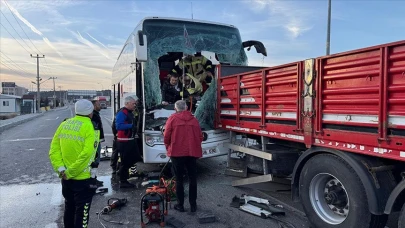 Yolcu otobüsünün tıra çarptığı feci kazada 14 kişi yaralandı