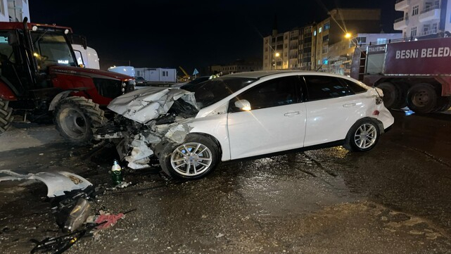 Besni'de Korkutan Kaza: Kamyonet ve Otomobil Çarpıştı, 4 Yaralı!